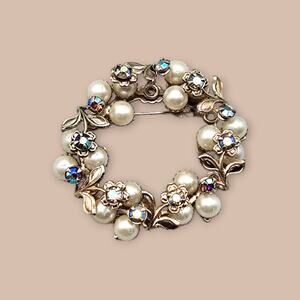 Aurora Borealis Rhinestone & Pearl Wreath Brooch – Gold Floral Pin